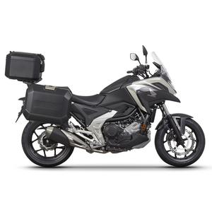 Set complet de cutii de aluminiu SHAD TERRA NEGRU, 37L cutie centrala si 36L / 36L cutii laterale, incluzand kit montaj si placa SHAD HONDA NC 750 X 2021-