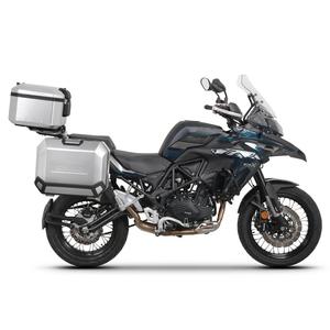 Set complet de cutii de aluminiu SHAD TERRA, 37L cutie centrala si 36L / 47L cutii laterale, incluzand set de montaj si placa SHAD Benelli TRK 502 X 2022 -