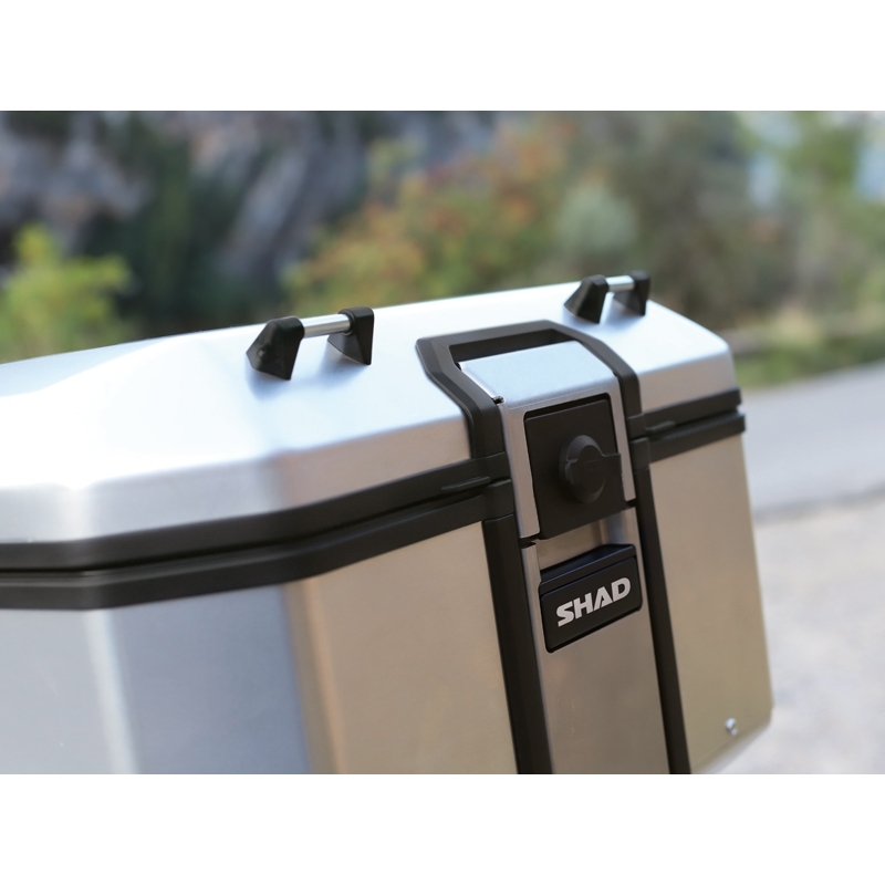 Set complet de cutii aluminiu SHAD TERRA, 48L cutie centrala si 36L / 47L cutii laterale, incluzand set de montaj si placa SHAD MOTO GUZZI V 85 TT