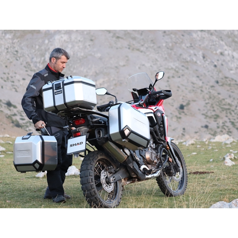 Set complet de cutii aluminiu SHAD TERRA, 48L cutie centrala si 36L / 47L cutii laterale, incluzand set de montaj si placa SHAD MOTO GUZZI V 85 TT