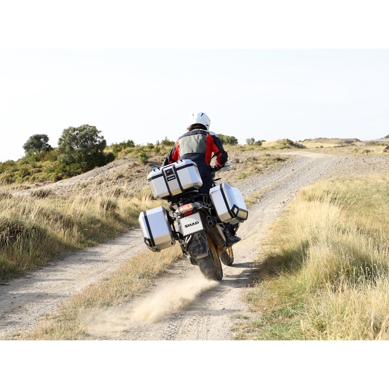 Set complet de cutii aluminiu SHAD TERRA, 48L cutie centrala si 36L / 47L cutii laterale, incluzand set de montaj si placa SHAD TRIUMPH Tiger 900