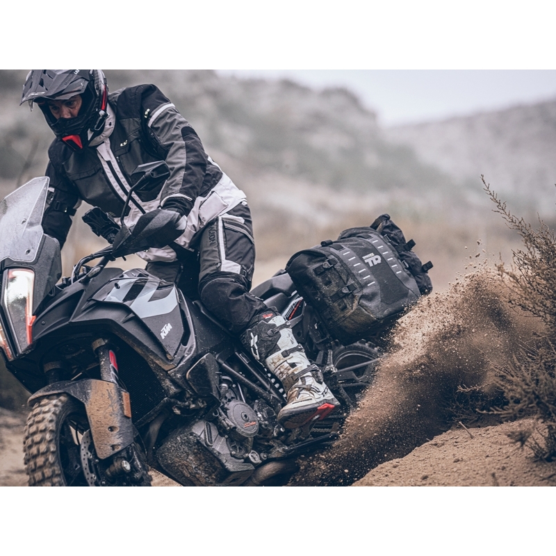 Set complet de genti laterale adventure SHAD TERRA TR40 si topcase din aluminiu SHAD TERRA BLACK 48L, incluzand kitul de montaj SHAD SUZUKI DL 650 V-Strom