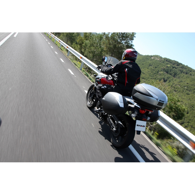 Cutii laterale cu capace colorate SHAD SH36 New titanium pereche cu premium lock