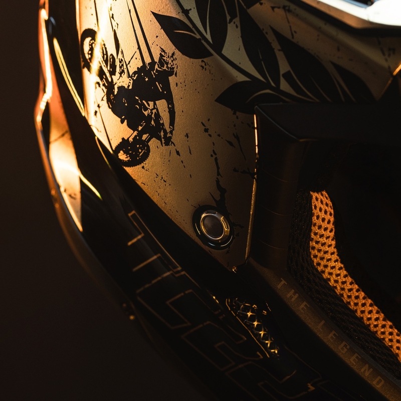 Casca motocross Airoh Aviator 3.0 "TC 222 THE LEGEND" negru-auriu