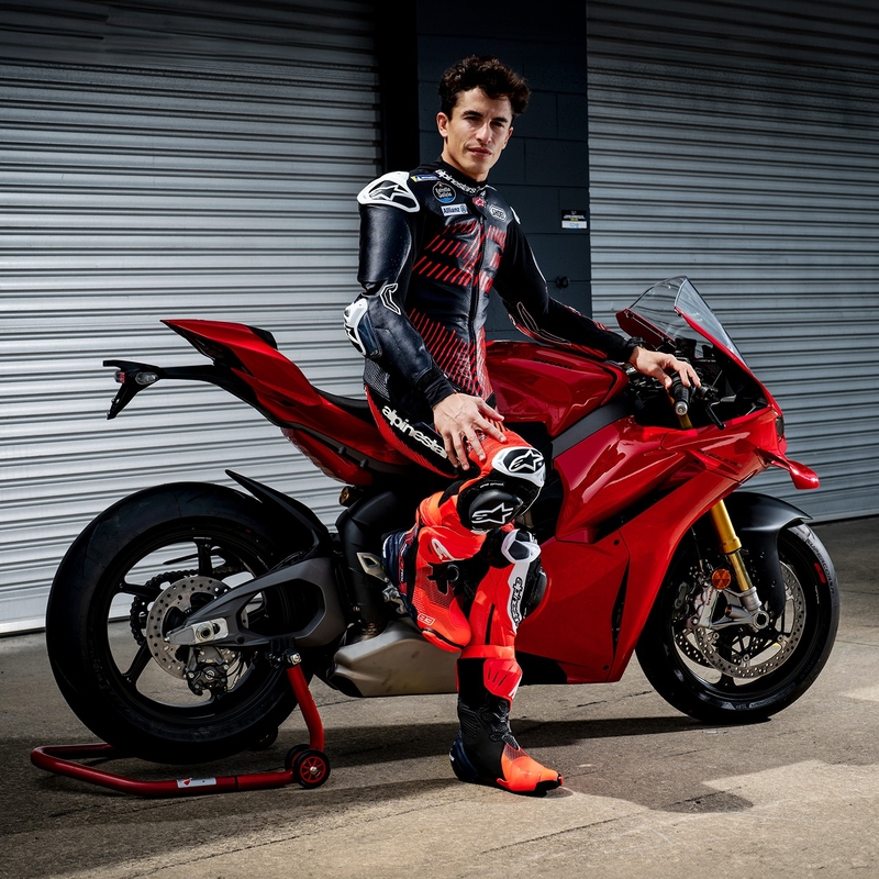 Ghete de motocicletă Alpinestars Supertech R Vented Limited Edition MM93 Marc Marquez Roșu-Albastru-Negru Fluo