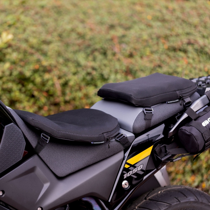 Oxford Air Seat Pillion și suport gonflabil Enduro negru deasupra scaunului pasagerului